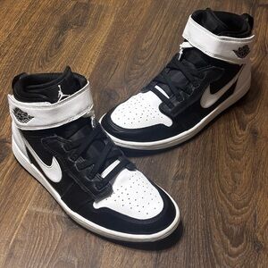 Nike Air Jordan 1 High FlyEase in a black and white colorway. Mens size 11